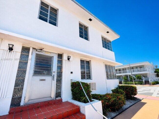 Foto del edificio - 7407 Byron Ave