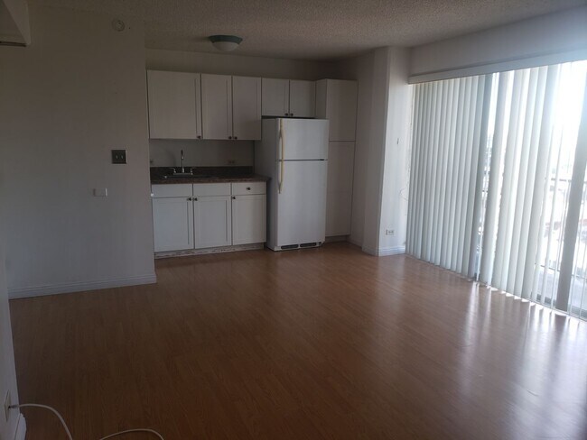 Foto del edificio - Upgraded spacious studio ... secured build...