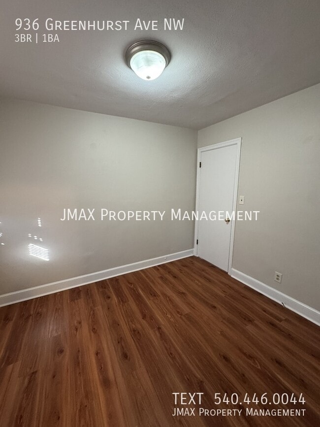 Building Photo - 936 Greenhurst Ave NW