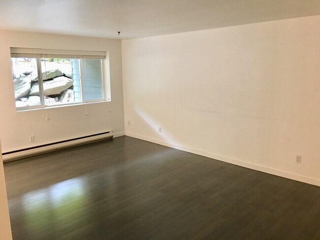 Foto del edificio - Sand Point Condo with Parking and Pool!