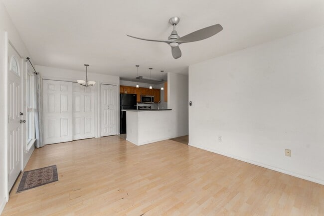 Building Photo - 3bd/2ba upstairs unit with deck