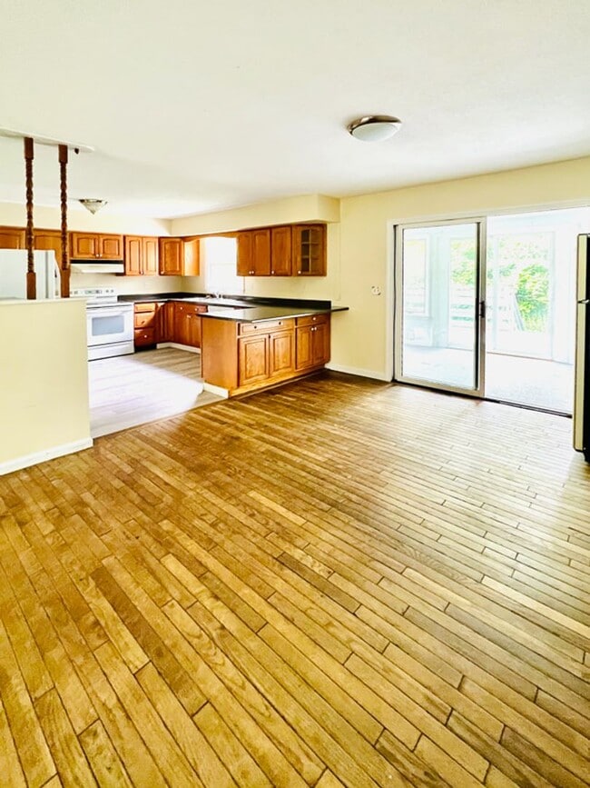 Building Photo - Spacious 5-Bedroom, 1.75 Bathroom Home in a Prime Location (58 East Terrace)