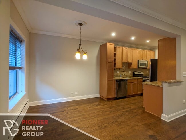 Building Photo - 736 W Addison St