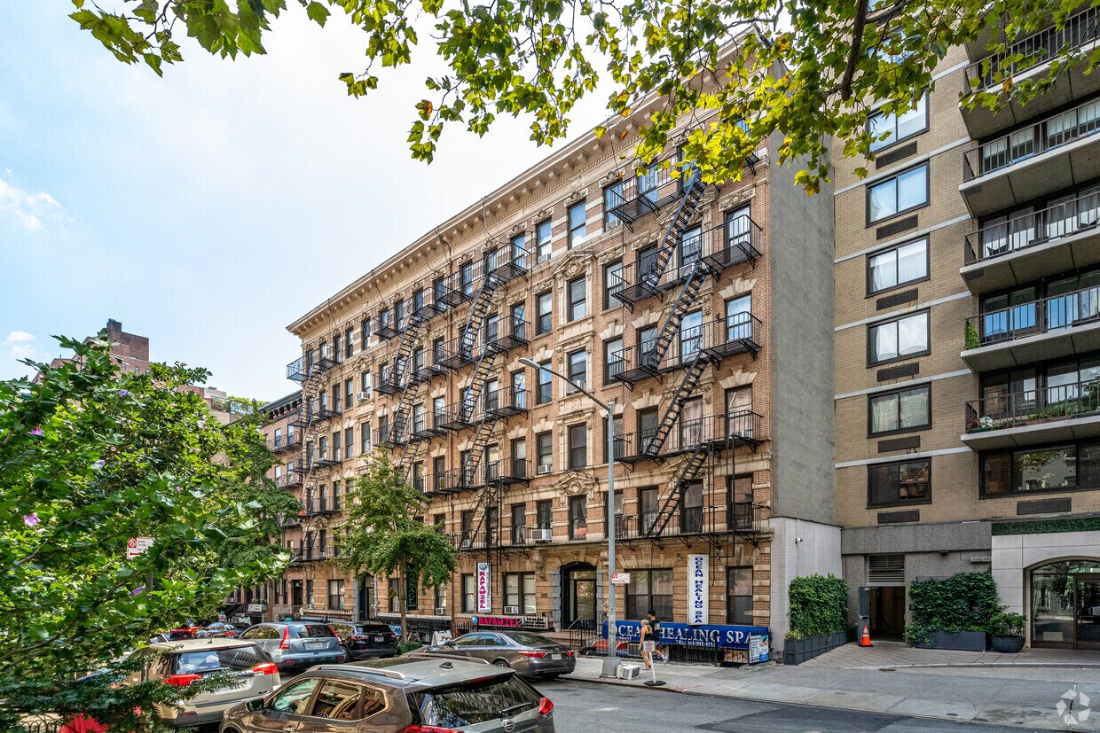 Primary Photo - 208 E 82nd St