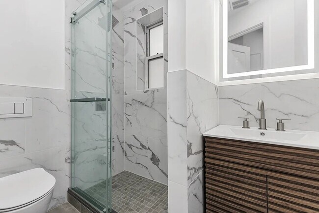 Foto del edificio - 246 E 53rd St