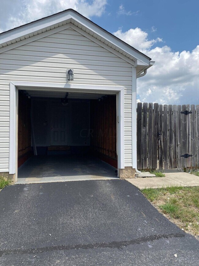 3639 Bracknell Forest Dr, Groveport, OH 43125 Condo for Rent in