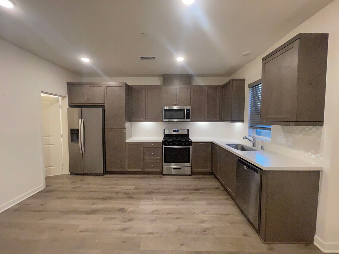 Primary Photo - 841 Blackstone Dr