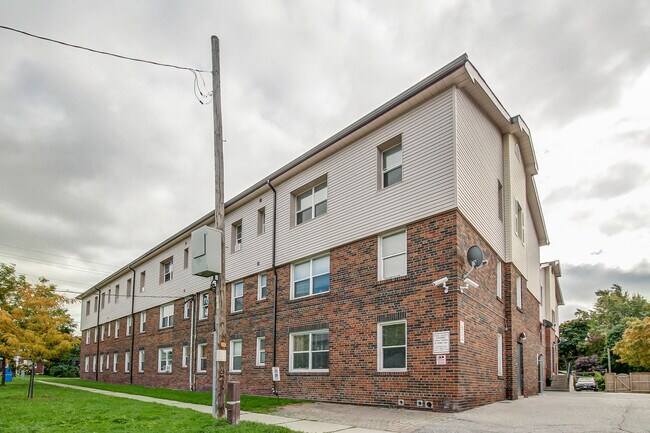 Photo du bâtiment - 496/498 Simcoe St. N.