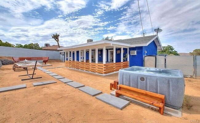 Foto del edificio - Fully Furnished Home in Joshua Tree