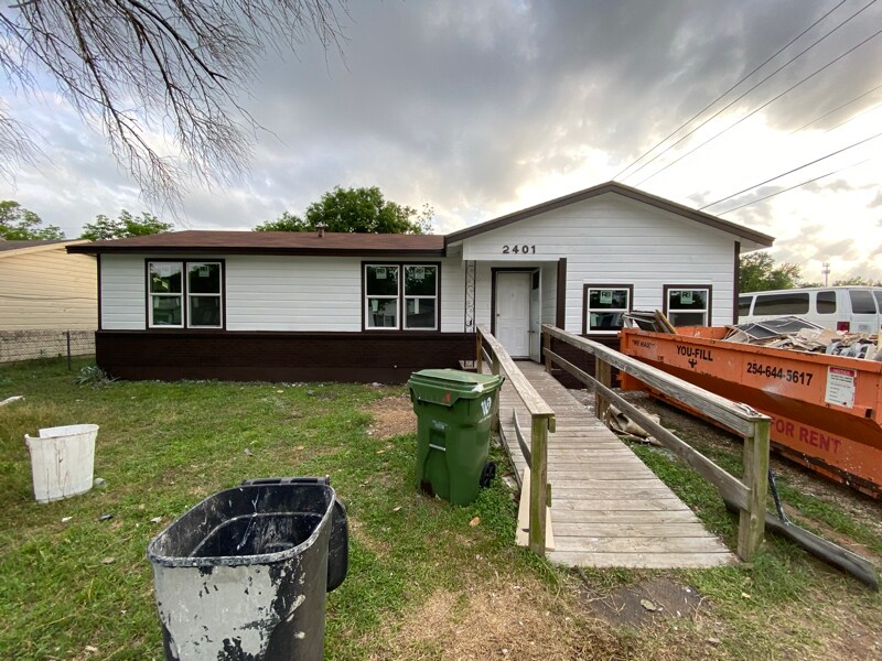 Primary Photo - 2401 S 24th St