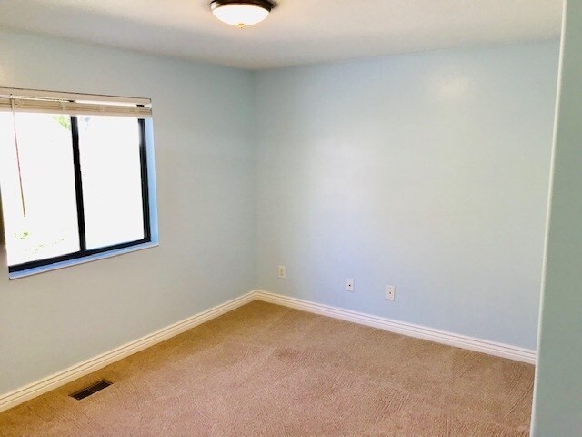 Building Photo - Month to month lease or 6 month lease avai...