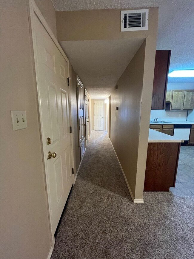 Foto del edificio - 3326 N Detroit Ave
