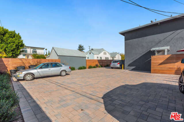 Building Photo - 1317 N Kenmore Ave