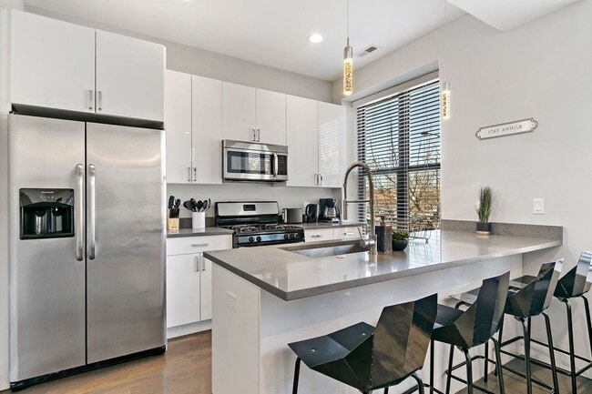 Foto del edificio - 2151 W Division St