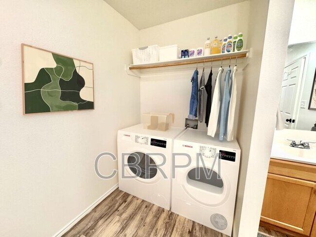 Building Photo - 2117 E Broadway