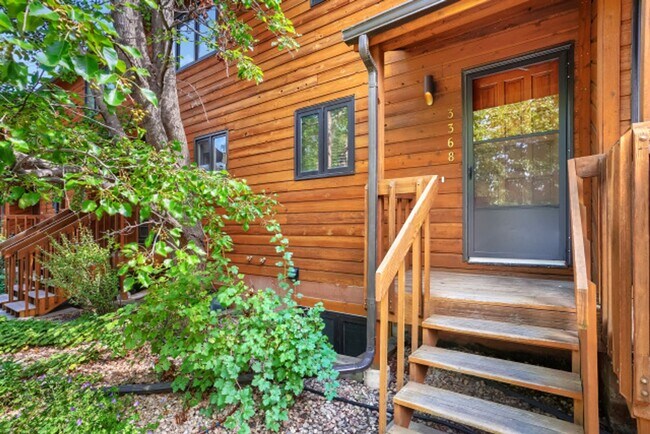 Foto del edificio - Beautifully Remodeled 3-Bed, 2-Bath Townhouse in Central Boulder