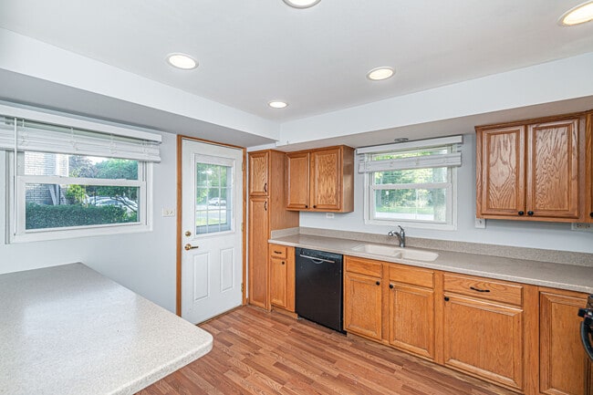 Building Photo - 1403 E Lillian Ave