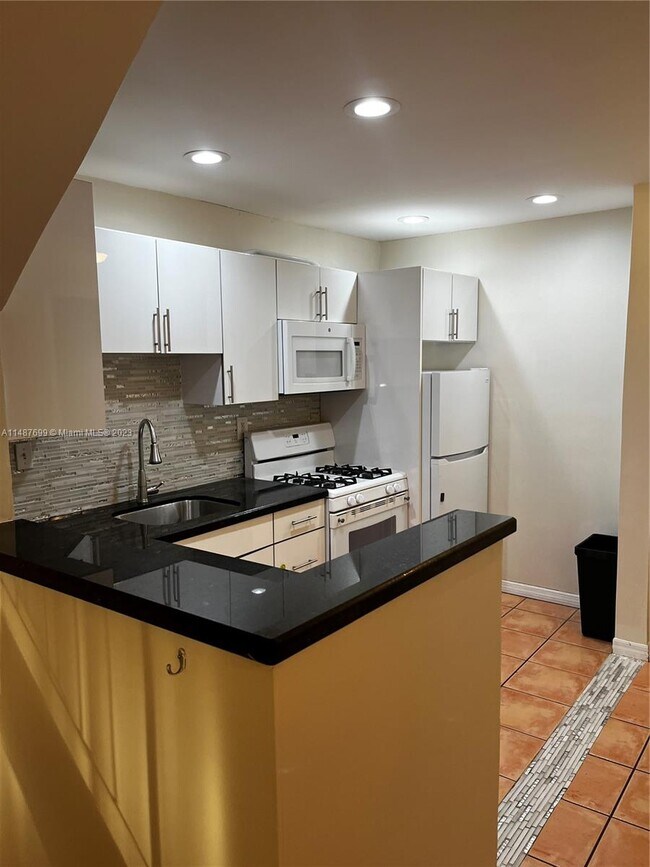 Building Photo - 8650 SW 67th Ave