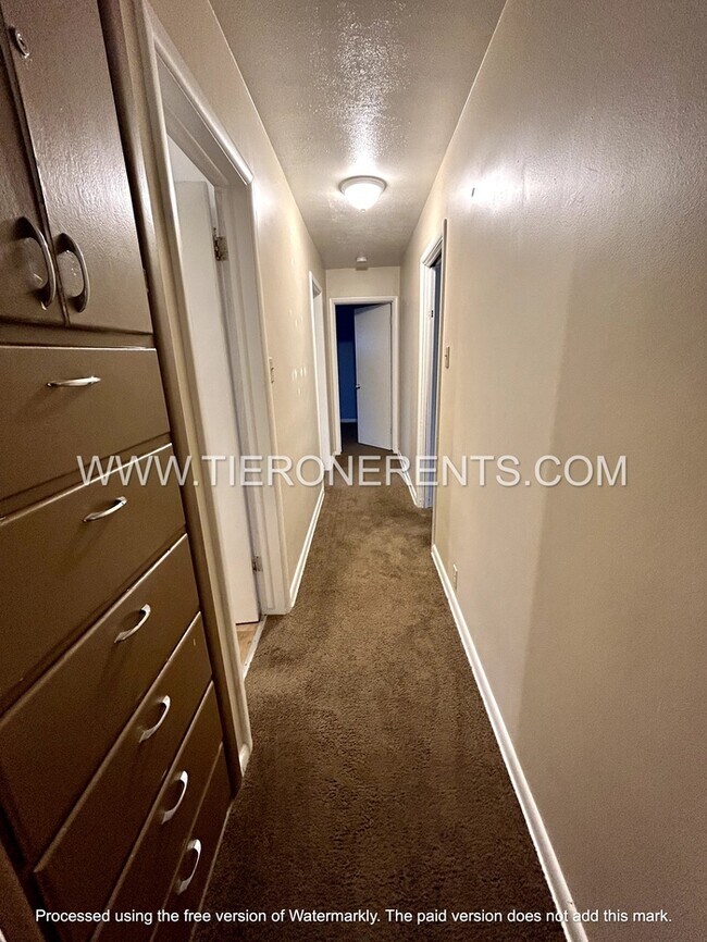 Building Photo - Spacious 3 bed/1 bath in great location!