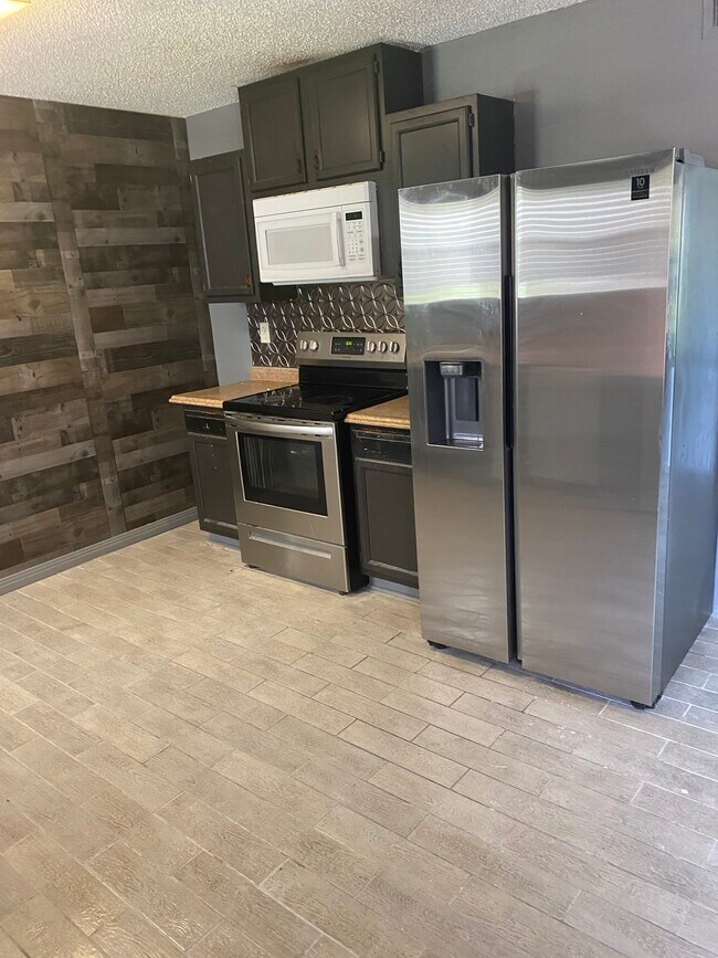 Kitchen - 984 Asheville Dr