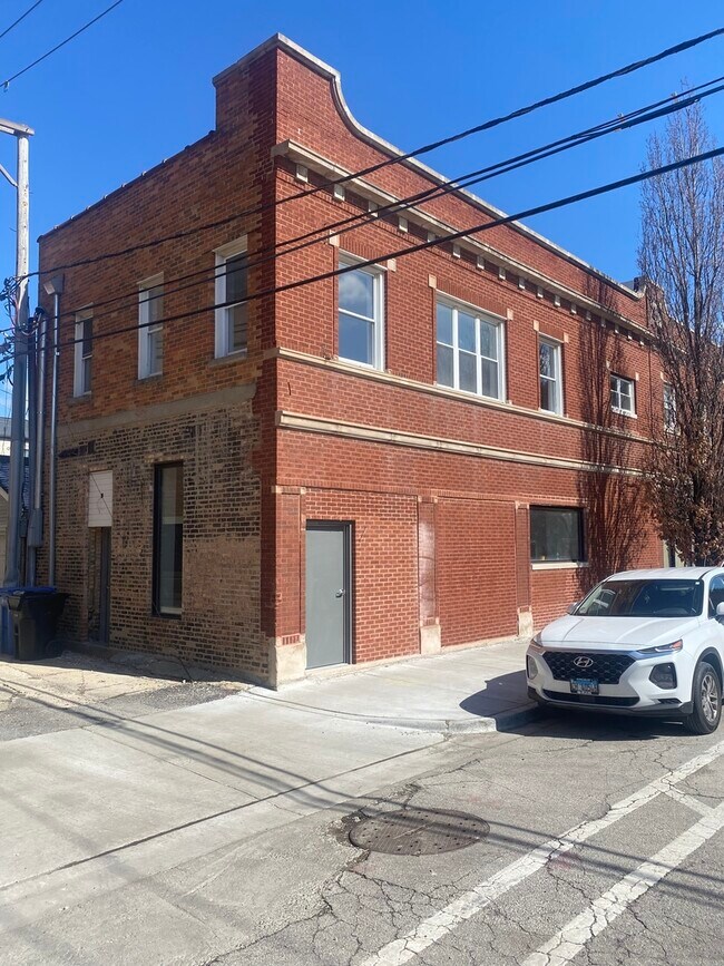 Building Photo - 2000 N Leavitt St
