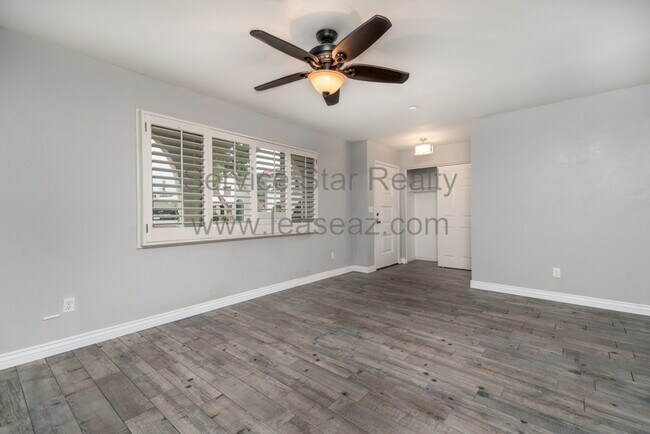 Building Photo - 2948 E Clarendon Ave