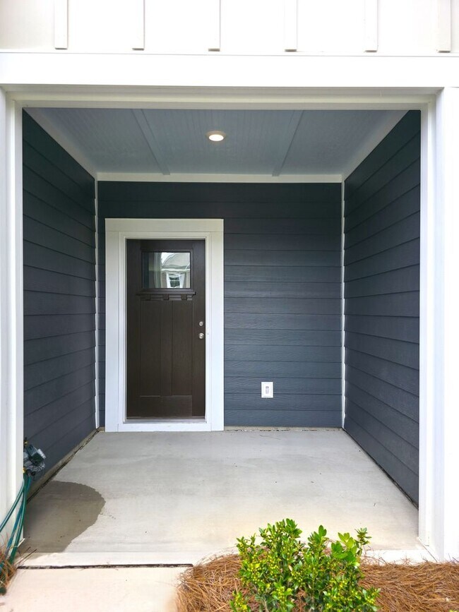 Foto del edificio - Brand-New 3BR/2.5BA Townhome in Prime Char...