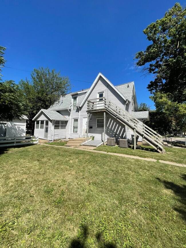 Building Photo - 2 Bedroom, 1 Bathroom apartment in great CF location!