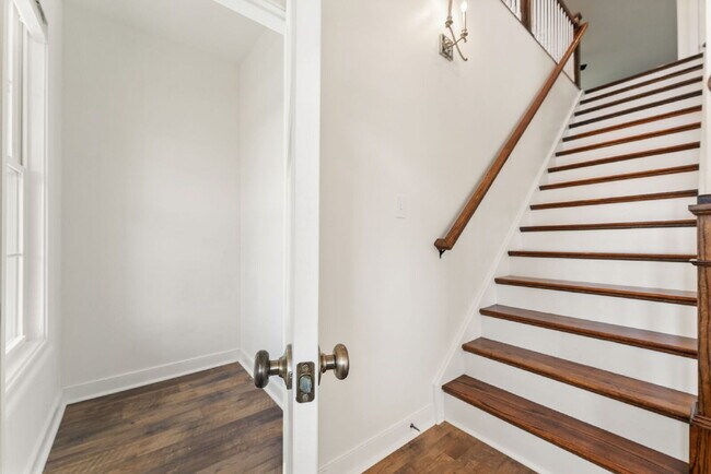 Foto del edificio - Spacious 5 Bedroom Home in Rountrey (Newmarket Section) – 3,555 Sq Ft – $4,350/mo
