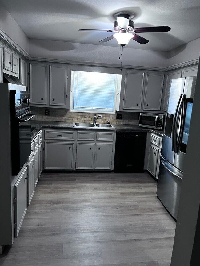 Foto del edificio - 205 Clover Ln