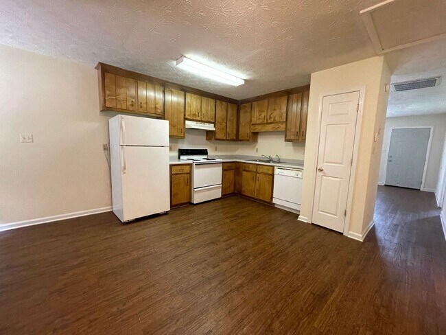 Building Photo - PRE-LEASING FOR AUGUST!
