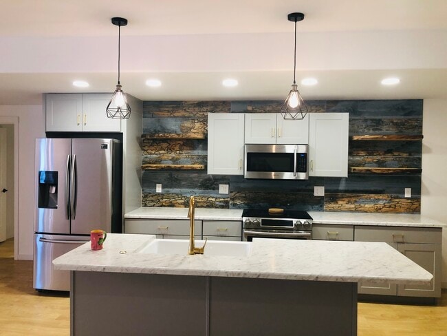 Affordable 1 bed 1 bath beautiful kitchen - 652 6th St