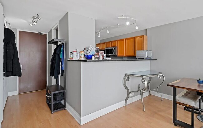 Foto del edificio - 655 W Irving Park Rd