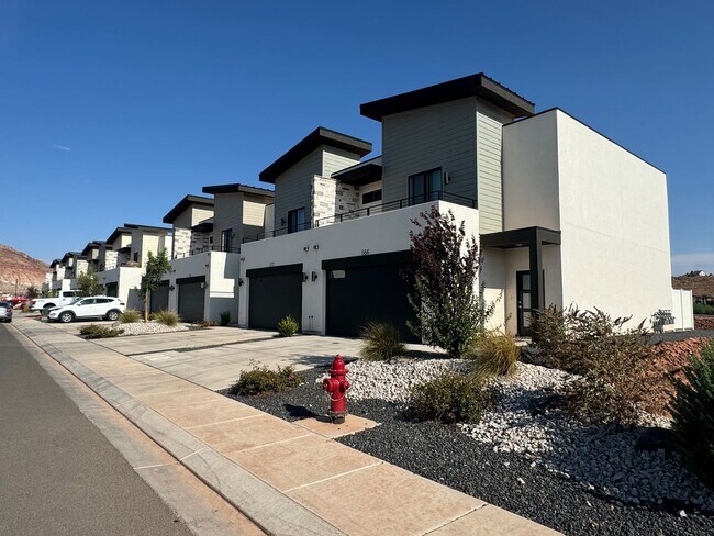 Foto del edificio - End Unit! 3 Bed Townhome!!