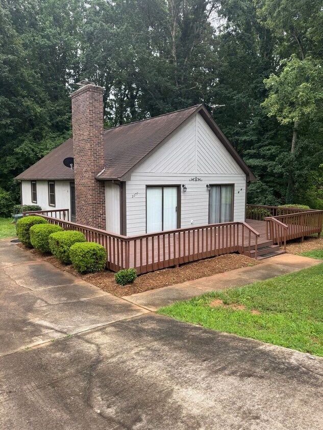 Foto principal - Bright & Charming 3BR Home in Newton – Vau...