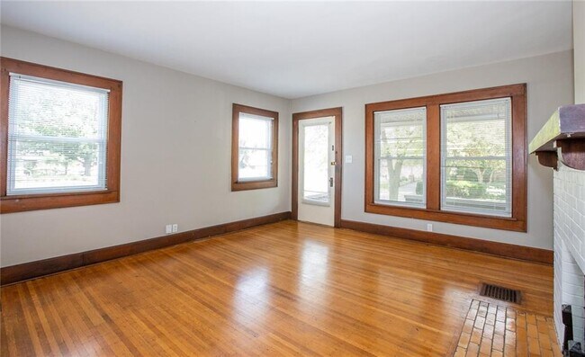 Building Photo - 320 N Summit St