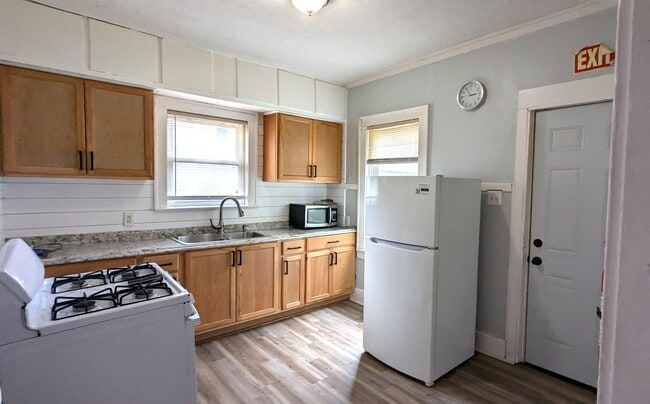 Building Photo - 174 E Isabella Ave