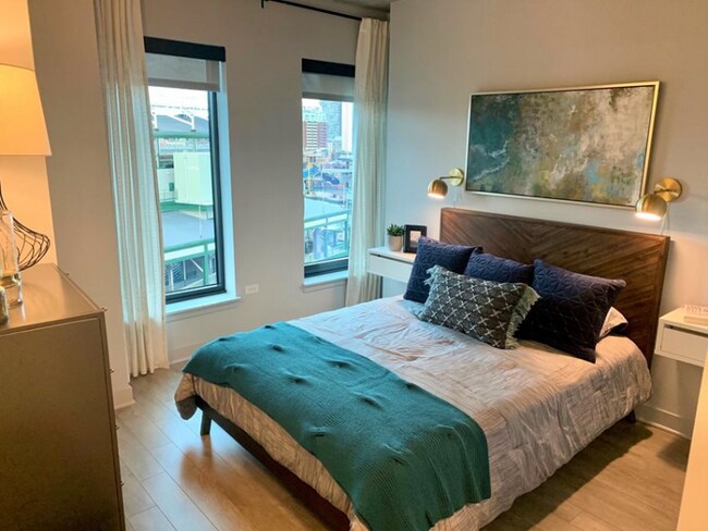 Foto del edificio - 1027 W Addison St