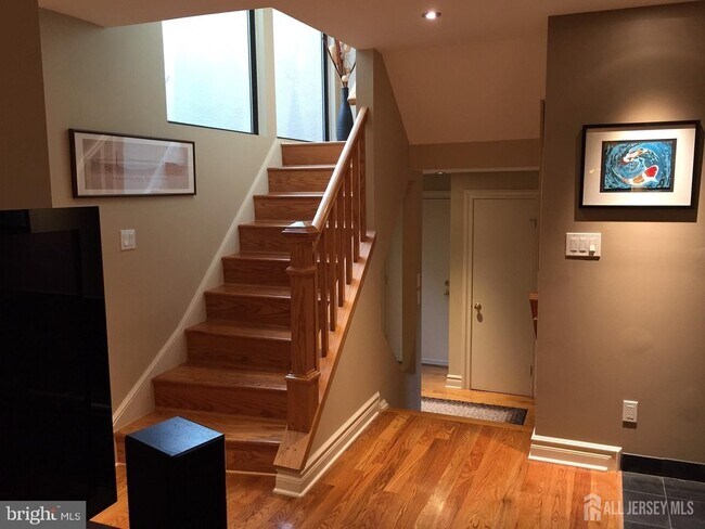 Building Photo - 260 Sayre Dr