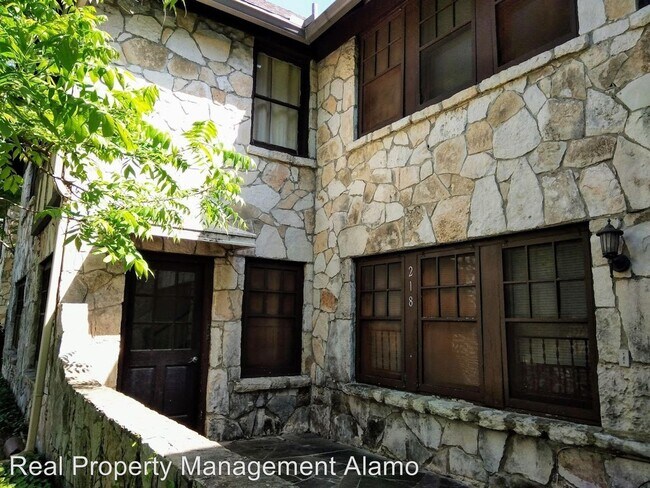 Building Photo - 218 E Rosewood Ave