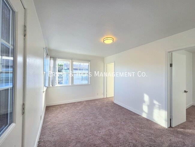 Foto del edificio - 244 1/2 E. 56th St.-