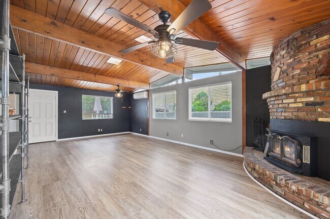 Building Photo - Adorable 3 Bedroom 2 Bathroom Single Story Family Home