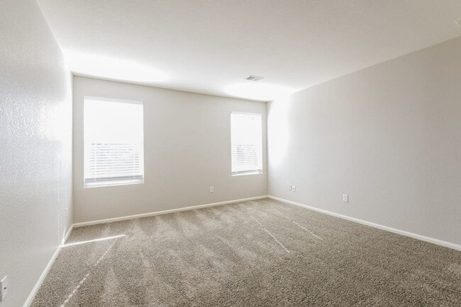 Foto del edificio - 464 E 77th Pl