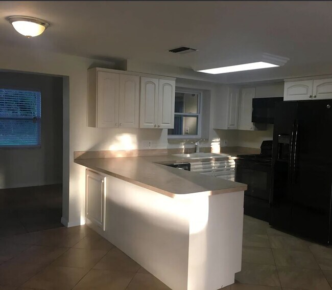 Foto del edificio - 3422 Peterborough St