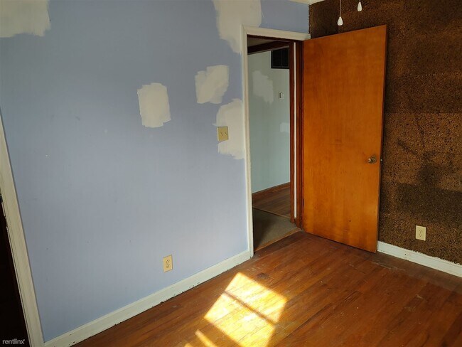 Building Photo - 4 br, 2 bath House - 806 North Almond Street