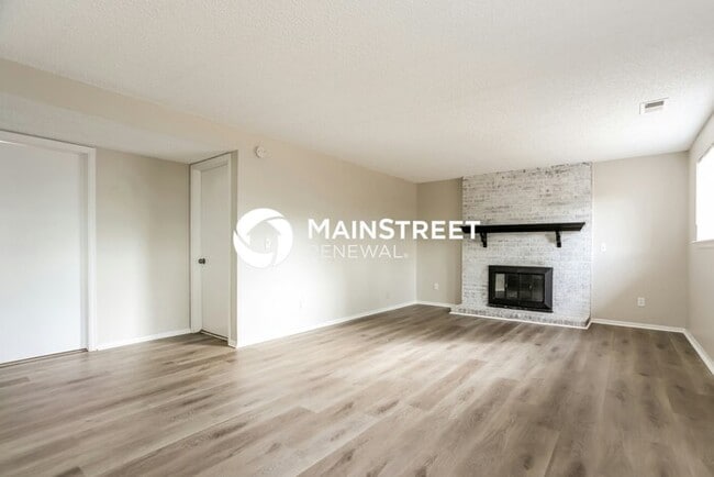 Building Photo - 4 Bedroom Pet-Friendly Home in AURORA, CO with Main Street Renewal