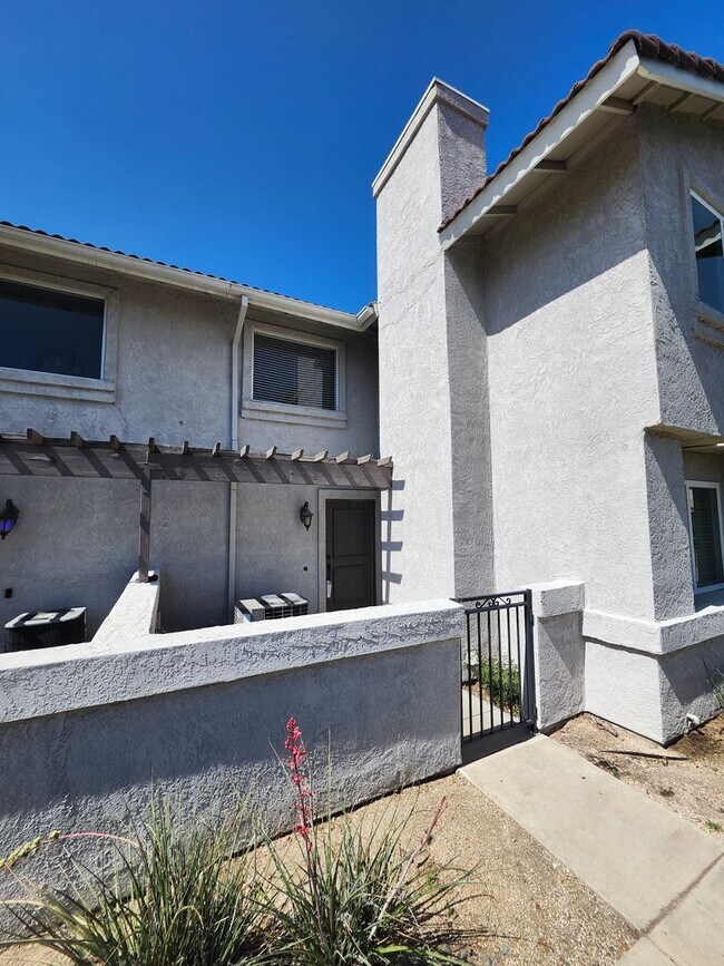 Building Photo - Beautiful 2 bedroom 1.75  bath Home Alta Loma
