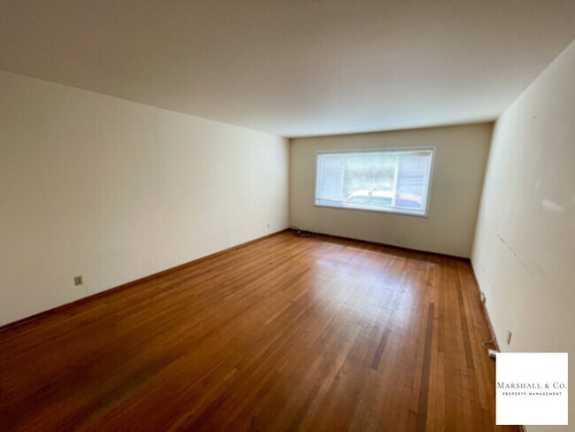 Foto del edificio - NEW LISTING! Walk 1 Block To Downtown! Sec. Deposit lowered! LG. 1 BR/1BA, Hdwd Flrs,Big Walk-In Clo