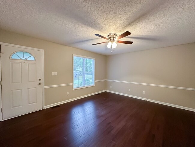 Building Photo - Cozy Corner 3 Bedroom Home!