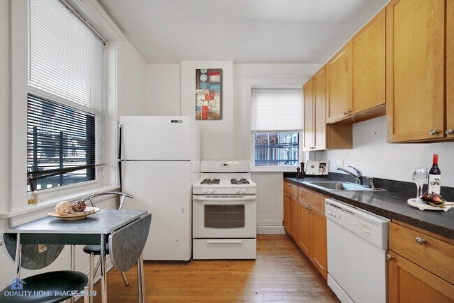 Foto del edificio - 2774 N Kenmore Ave